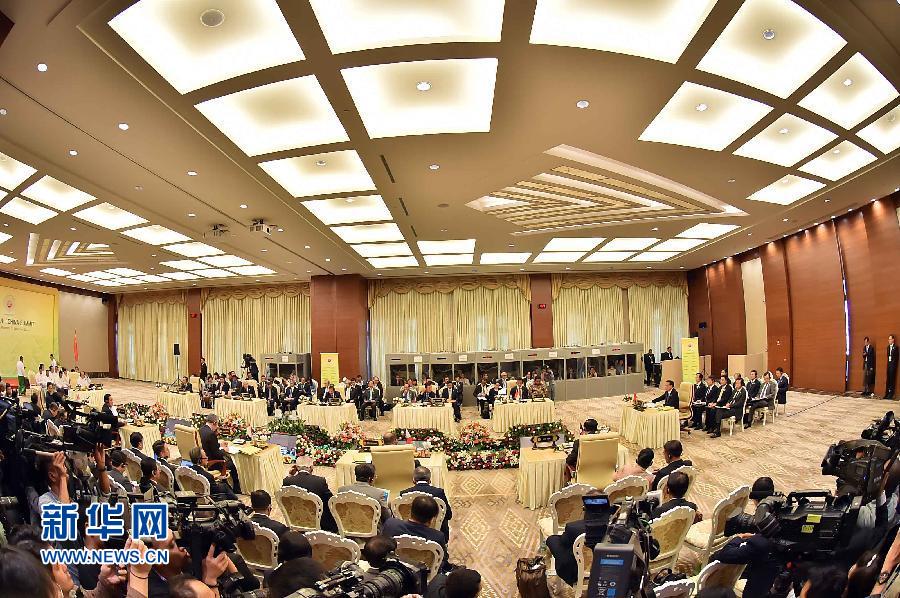 11月13日，中國(guó)國(guó)務(wù)院總理李克強(qiáng)在緬甸內(nèi)比都出席第17次中國(guó)－東盟（10+1）領(lǐng)導(dǎo)人會(huì)議。 新華社記者 李濤 攝