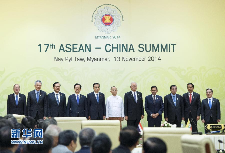 11月13日，中國(guó)國(guó)務(wù)院總理李克強(qiáng)在緬甸內(nèi)比都出席第17次中國(guó)－東盟（10+1）領(lǐng)導(dǎo)人會(huì)議。 新華社記者 王曄 攝