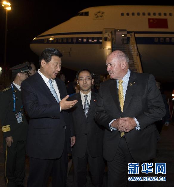 11月14日，中國(guó)國(guó)家主席習(xí)近平抵達(dá)布里斯班，出席二十國(guó)集團(tuán)領(lǐng)導(dǎo)人第九次峰會(huì)，并對(duì)澳大利亞進(jìn)行國(guó)事訪(fǎng)問(wèn)。這是習(xí)近平在機(jī)場(chǎng)受到澳大利亞聯(lián)邦總督科斯格羅夫的迎接。新華社記者 李學(xué)仁 攝