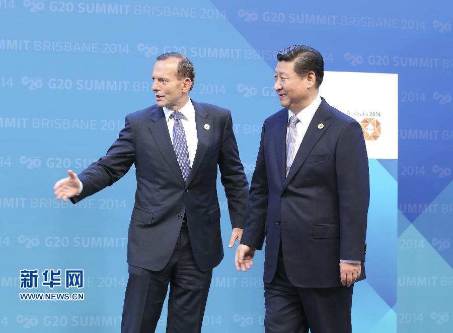 11月15日，二十國集團領(lǐng)導(dǎo)人第九次峰會在澳大利亞布里斯班舉行。國家主席習(xí)近平出席會議并發(fā)表題為《推動創(chuàng)新發(fā)展實現(xiàn)聯(lián)動增長》的重要講話。這是澳大利亞總理阿博特迎接習(xí)近平主席。 新華社記者 丁林 攝