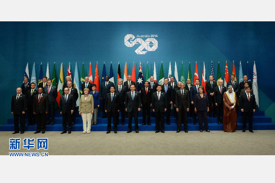 11月15日，二十國集團領(lǐng)導(dǎo)人第九次峰會在澳大利亞布里斯班舉行。國家主席習(xí)近平出席會議并發(fā)表題為《推動創(chuàng)新發(fā)展實現(xiàn)聯(lián)動增長》的重要講話。這是習(xí)近平主席同與會領(lǐng)導(dǎo)人合影。 新華社記者 馬占成 攝