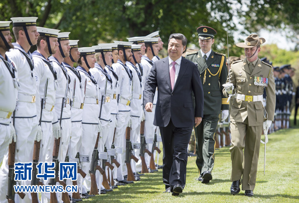 11月17日，中國國家主席習(xí)近平在堪培拉會見澳大利亞總督科斯格羅夫。會見前，科斯格羅夫在總督府草坪為習(xí)近平舉行隆重歡迎儀式。新華社記者謝環(huán)馳 攝 