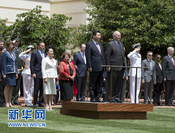 11月17日，中國國家主席習(xí)近平在堪培拉會見澳大利亞總督科斯格羅夫。會見前，科斯格羅夫在總督府草坪為習(xí)近平舉行隆重歡迎儀式。習(xí)近平和夫人彭麗媛抵達時，受到科斯格羅夫總督夫婦熱情迎接。新華社記者李學(xué)仁 攝 