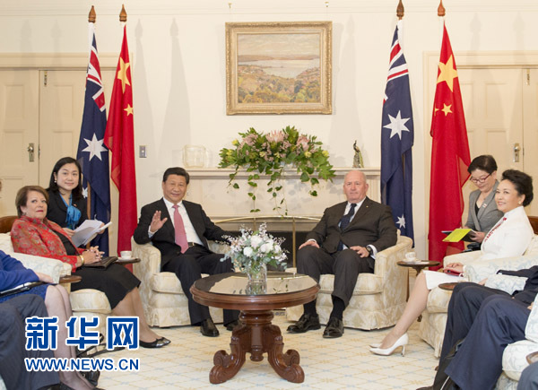 11月17日，中國國家主席習(xí)近平在堪培拉會見澳大利亞總督科斯格羅夫。會見前，科斯格羅夫在總督府草坪為習(xí)近平舉行隆重歡迎儀式。習(xí)近平和夫人彭麗媛抵達時，受到科斯格羅夫總督夫婦熱情迎接。新華社記者黃敬文 攝 