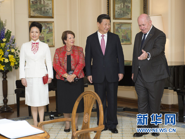 11月17日，中國國家主席習(xí)近平在堪培拉會見澳大利亞總督科斯格羅夫。會見前，科斯格羅夫在總督府草坪為習(xí)近平舉行隆重歡迎儀式。習(xí)近平和夫人彭麗媛抵達時，受到科斯格羅夫總督夫婦熱情迎接。新華社記者黃敬文 攝 