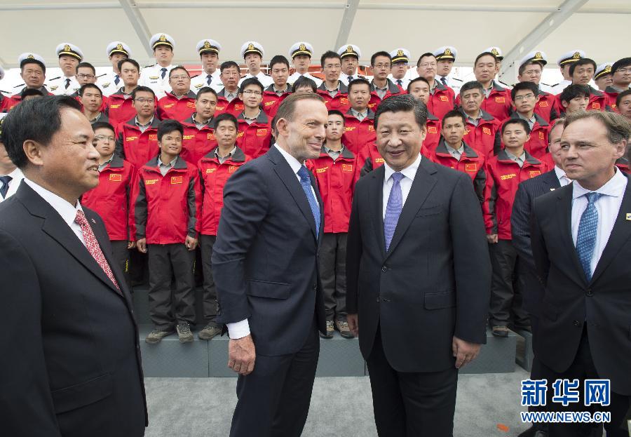 11月18日，正在澳大利亞塔斯馬尼亞州首府霍巴特訪問(wèn)的中國(guó)國(guó)家主席習(xí)近平在澳大利亞總理阿博特陪同下參觀南極科考項(xiàng)目并慰問(wèn)兩國(guó)科考人員。新華社記者李學(xué)仁攝 