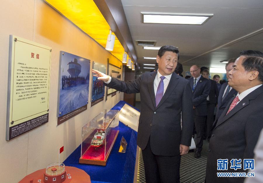 這是習(xí)近平參觀中國(guó)極地考察30周年圖片展。新華社記者李學(xué)仁攝 