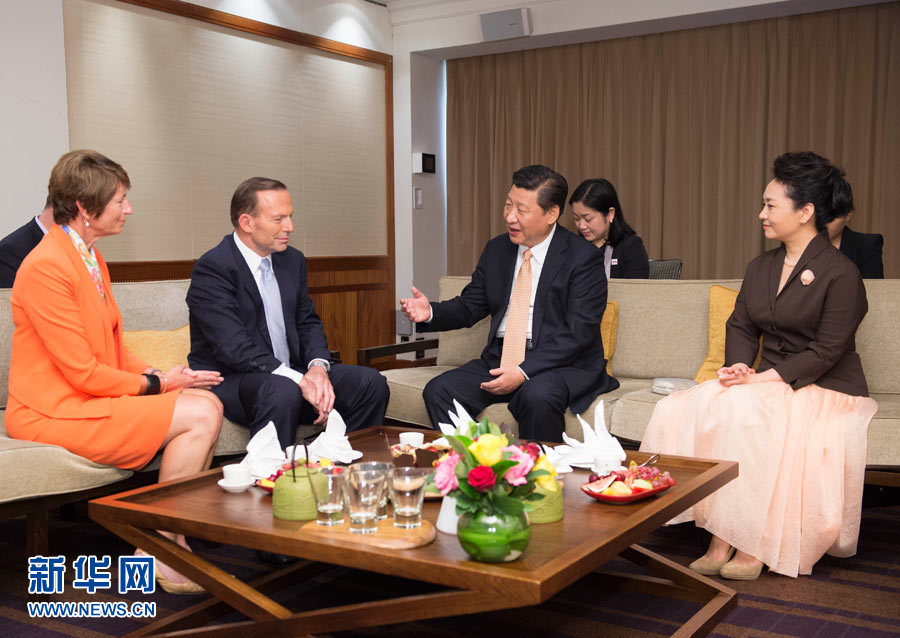 11月19日，國家主席習(xí)近平結(jié)束對(duì)澳大利亞的國事訪問。離開悉尼前，澳大利亞總理阿博特夫婦專門到習(xí)近平下榻飯店同習(xí)近平和夫人彭麗媛親切話別。新華社記者 黃敬文 攝