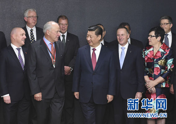 11月21日，中國(guó)國(guó)家主席習(xí)近平在奧克蘭和新西蘭總理約翰&middot;基共同出席中國(guó)－新西蘭市長(zhǎng)論壇啟動(dòng)儀式，并在啟動(dòng)儀式后會(huì)見&ldquo;新中關(guān)系促進(jìn)委員會(huì)&rdquo;主要成員。新華社記者馬占成攝