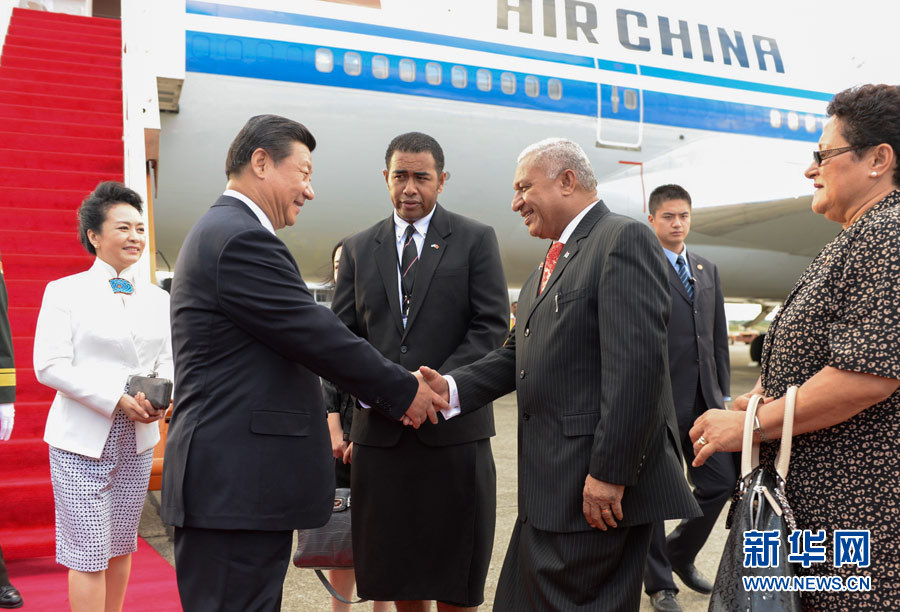 11月21日，國(guó)家主席習(xí)近平抵達(dá)楠迪，開始對(duì)斐濟(jì)進(jìn)行國(guó)事訪問并將同太平洋建交島國(guó)領(lǐng)導(dǎo)人舉行會(huì)晤。斐濟(jì)總理姆拜尼馬拉馬夫婦在舷梯旁迎接習(xí)近平和夫人彭麗媛。新華社記者李學(xué)仁攝 