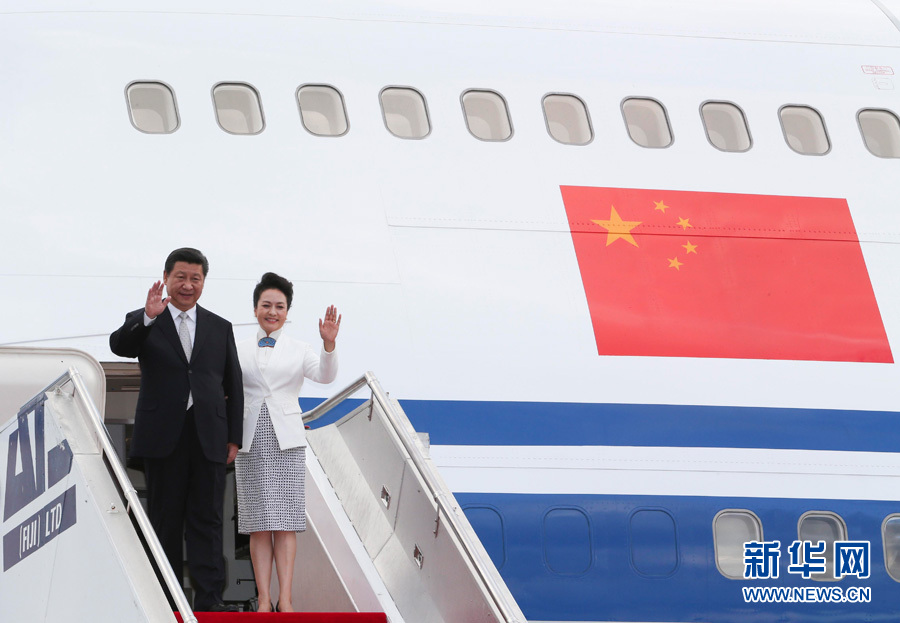11月21日，國(guó)家主席習(xí)近平抵達(dá)楠迪，開始對(duì)斐濟(jì)進(jìn)行國(guó)事訪問并將同太平洋建交島國(guó)領(lǐng)導(dǎo)人舉行會(huì)晤。 這是習(xí)近平和夫人彭麗媛步出機(jī)艙。新華社記者丁林?jǐn)z 