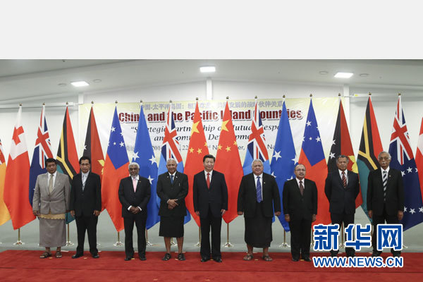 11月22日，國家主席習近平在楠迪同斐濟總理姆拜尼馬拉馬、密克羅尼西亞聯(lián)邦總統(tǒng)莫里、薩摩亞總理圖伊拉埃帕、巴布亞新幾內(nèi)亞總理奧尼爾、瓦努阿圖總理納圖曼、庫克群島總理普納、湯加首相圖伊瓦卡諾、紐?？偫硭忍窖髰u國領導人舉行集體會晤。姚大偉攝