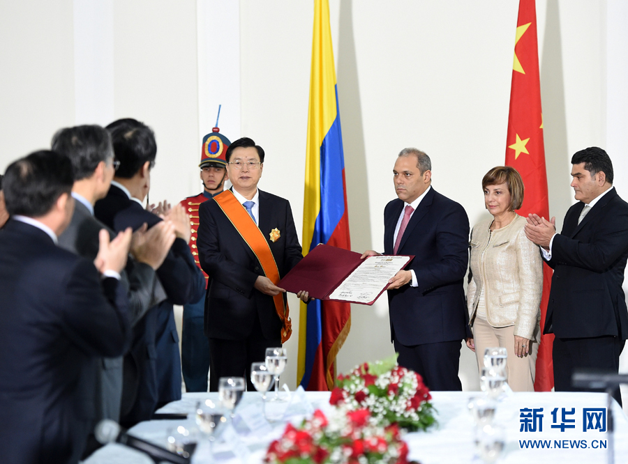 11月24日，正在哥倫比亞進(jìn)行正式友好訪問的全國人大常委會委員長張德江在波哥大與哥倫比亞國會主席兼參議長納梅舉行會談。 新華社記者鞠鵬 攝