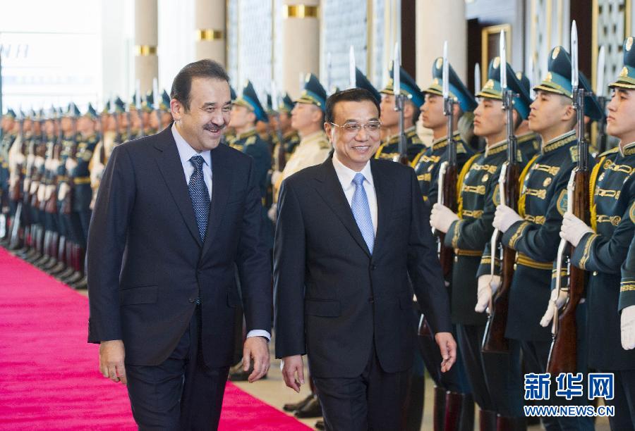 12月14日，應哈薩克斯坦共和國總理馬西莫夫邀請，國務院總理李克強乘專機抵達阿斯塔納國際機場，開始對哈薩克斯坦進行正式訪問，舉行中哈總理第二次定期會晤，并出席上海合作組織成員國政府首腦理事會第十三次會議。馬西莫夫到機場迎接李克強，并舉行隆重的歡迎儀式。新華社記者 黃敬文 攝