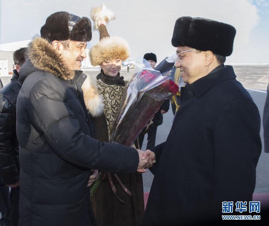 12月14日，應哈薩克斯坦共和國總理馬西莫夫邀請，國務院總理李克強乘專機抵達阿斯塔納國際機場，開始對哈薩克斯坦進行正式訪問，舉行中哈總理第二次定期會晤，并出席上海合作組織成員國政府首腦理事會第十三次會議。這是馬西莫夫到機場迎接李克強。新華社記者 黃敬文 攝