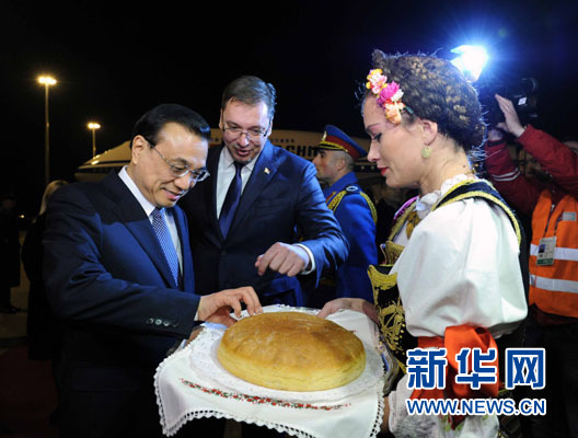12月15日，國務(wù)院總理李克強抵達(dá)貝爾格萊德，出席中國－中東歐國家領(lǐng)導(dǎo)人會晤并正式訪問塞爾維亞，塞爾維亞總理武契奇到機場迎接。新華社記者 饒愛民 攝