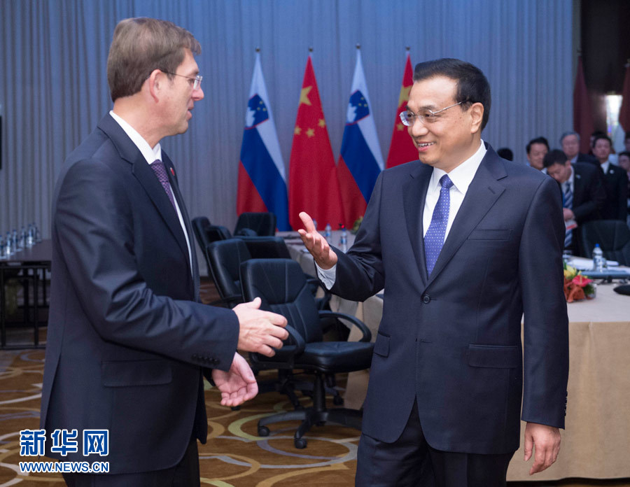 12月16日，中國國務(wù)院總理李克強(qiáng)在貝爾格萊德會(huì)見斯洛文尼亞總理采拉爾。 新華社記者黃敬文攝
