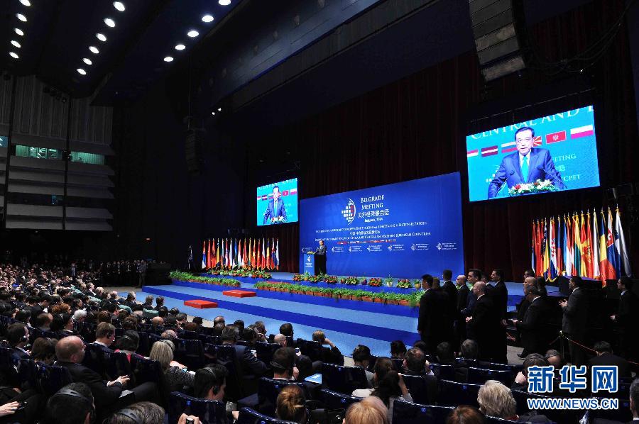 12月16日，國務(wù)院總理李克強(qiáng)在貝爾格萊德與中東歐國家領(lǐng)導(dǎo)人共同出席中國－中東歐國家第四屆經(jīng)貿(mào)論壇開幕式并致辭。 新華社記者 饒愛民攝 