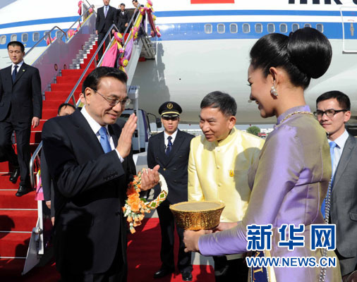 12月19日，中國(guó)國(guó)務(wù)院總理李克強(qiáng)抵達(dá)曼谷，出席大湄公河次區(qū)域經(jīng)濟(jì)合作領(lǐng)導(dǎo)人第五次會(huì)議。新華社記者饒愛(ài)民攝