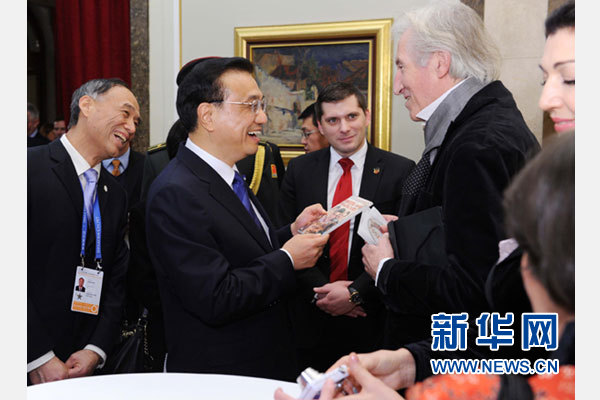 12月18日，中國國務(wù)院總理李克強(qiáng)在貝爾格萊德市政廳接受&ldquo;貝爾格萊德榮譽(yù)市民&rdquo;證書，塞爾維亞總理武契奇陪同出席。隨后，李克強(qiáng)同塞各界知名人士親切會見并互動交流。這是李克強(qiáng)同電影《瓦爾特保衛(wèi)薩拉熱窩》的演員薩馬爾季奇親切交談。新華社記者 饒愛民 攝