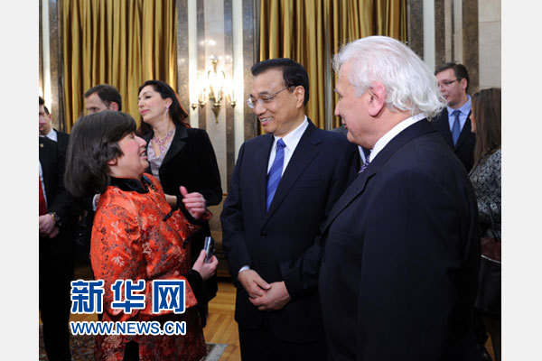 12月18日，中國國務(wù)院總理李克強(qiáng)在貝爾格萊德市政廳接受&ldquo;貝爾格萊德榮譽(yù)市民&rdquo;證書，塞爾維亞總理武契奇陪同出席。隨后，李克強(qiáng)同塞各界知名人士親切會見并互動交流。這是李克強(qiáng)同漢學(xué)家波普&mdash;采尼奇夫婦親切交談。新華社記者 饒愛民 攝