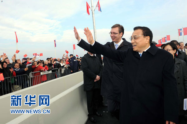 12月18日，中國國務(wù)院總理李克強(qiáng)在貝爾格萊德同塞爾維亞總理武契奇共同出席貝爾格萊德跨多瑙河大橋竣工儀式。這是李克強(qiáng)與武契奇在儀式現(xiàn)場向塞爾維亞群眾揮手致意。新華社記者 饒愛民 攝