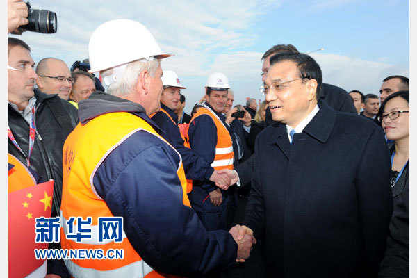 12月18日，中國國務(wù)院總理李克強(qiáng)在貝爾格萊德同塞爾維亞總理武契奇共同出席貝爾格萊德跨多瑙河大橋竣工儀式。這是李克強(qiáng)同大橋建設(shè)者親切交流。新華社記者 饒愛民 攝
