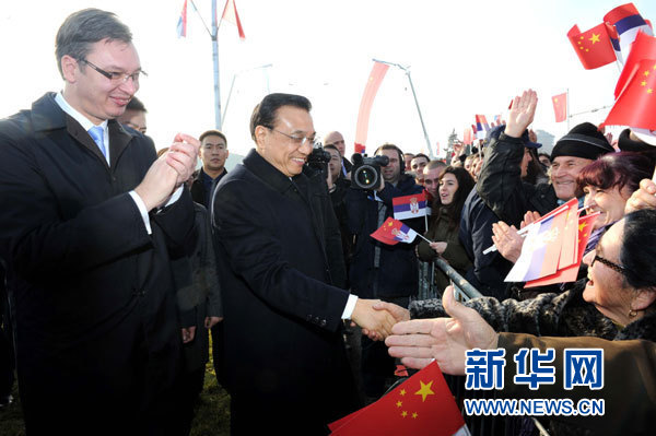 12月18日，中國國務(wù)院總理李克強(qiáng)在貝爾格萊德同塞爾維亞總理武契奇共同出席貝爾格萊德跨多瑙河大橋竣工儀式。這是李克強(qiáng)在儀式現(xiàn)場同塞爾維亞群眾親切握手。新華社記者 饒愛民 攝