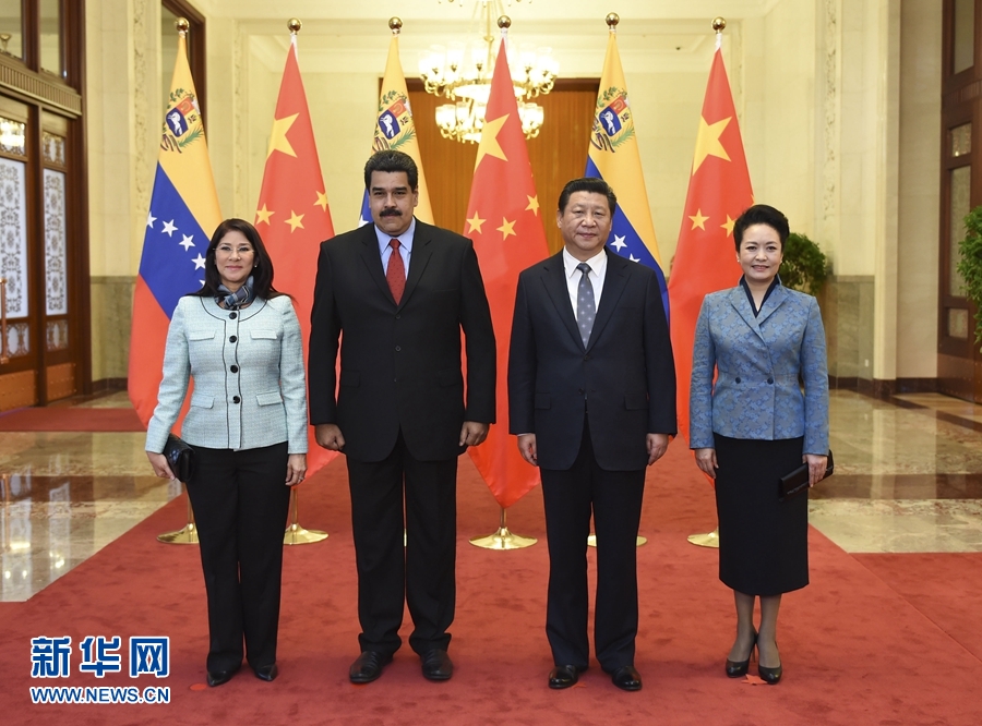 1月7日，國家主席習(xí)近平在北京人民大會(huì)堂會(huì)見委內(nèi)瑞拉總統(tǒng)馬杜羅。這是會(huì)見前，習(xí)近平和夫人彭麗媛同馬杜羅夫婦合影。 新華社記者 張鐸 攝
