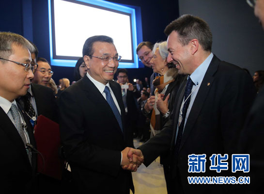 1月21日，中國(guó)國(guó)務(wù)院總理李克強(qiáng)在瑞士達(dá)沃斯舉行的世界經(jīng)濟(jì)論壇全會(huì)發(fā)表特別致辭并回答提問(wèn)。這是李克強(qiáng)在致辭前同與會(huì)嘉賓親切交談。新華社記者 劉衛(wèi)兵 攝