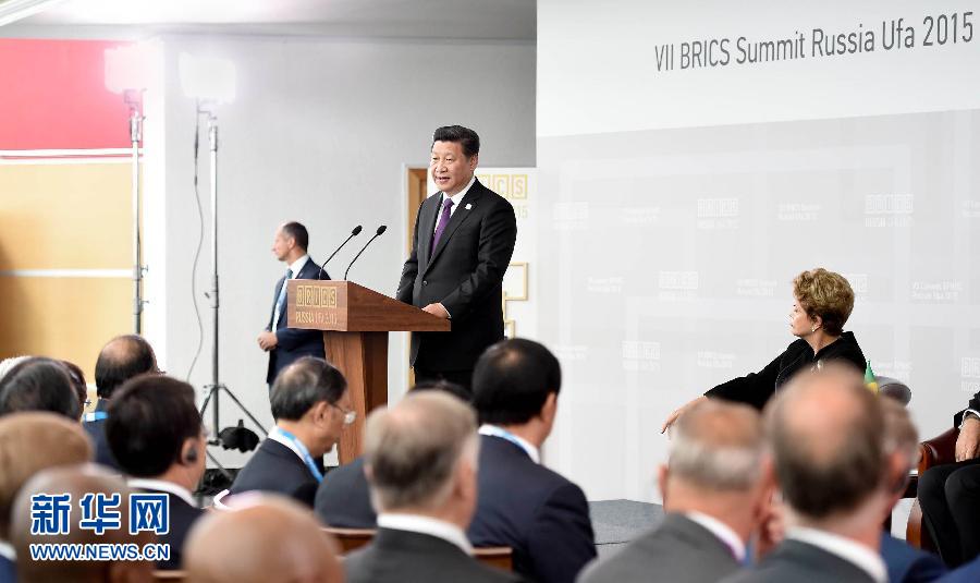 7月9日，金磚國(guó)家領(lǐng)導(dǎo)人同金磚國(guó)家工商理事會(huì)代表對(duì)話會(huì)在俄羅斯烏法舉行。中國(guó)國(guó)家主席習(xí)近平、俄羅斯總統(tǒng)普京、巴西總統(tǒng)羅塞夫、印度總理莫迪、南非總統(tǒng)祖馬等共同出席。新華社記者 張鐸 攝 