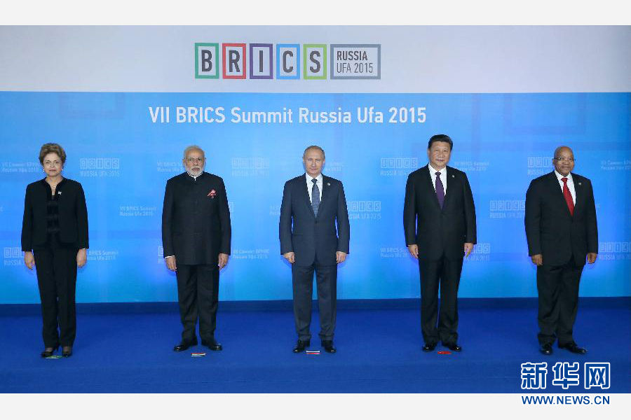 7月9日，金磚國(guó)家領(lǐng)導(dǎo)人第七次會(huì)晤在俄羅斯烏法舉行。中國(guó)國(guó)家主席習(xí)近平、俄羅斯總統(tǒng)普京、巴西總統(tǒng)羅塞夫、印度總理莫迪、南非總統(tǒng)祖馬出席。這是金磚國(guó)家領(lǐng)導(dǎo)人集體合影。新華社記者 龐興雷 攝