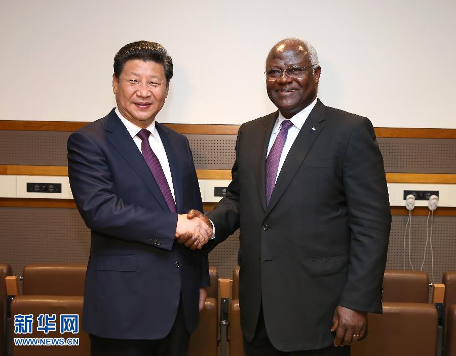 9月27日，國家主席習(xí)近平在紐約會(huì)見塞拉利昂總統(tǒng)科羅馬。新華社記者 龐興雷 攝 