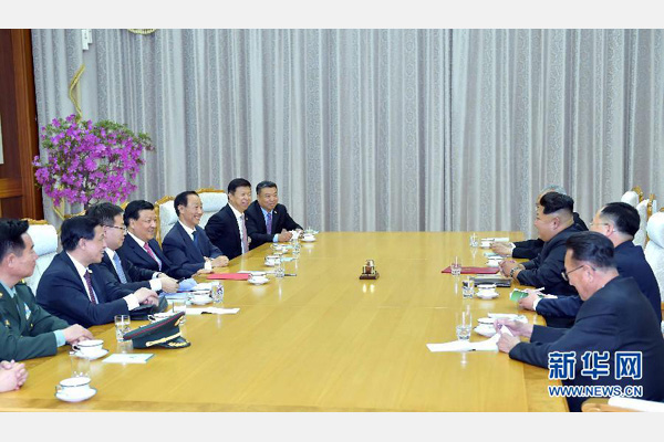 10月9日，中共中央政治局常委、中央書記處書記劉云山在平壤百花園迎賓館會見朝鮮勞動黨第一書記金正恩。 新華社記者 李濤 攝 