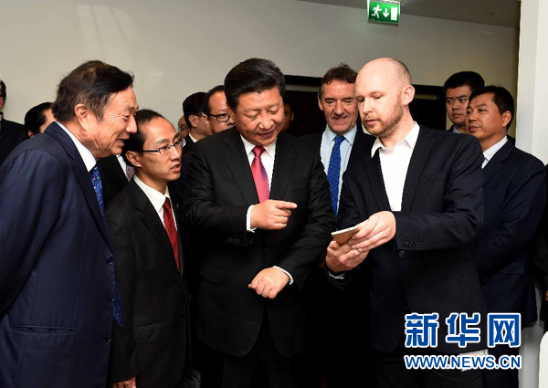 10月21日，國家主席習(xí)近平在倫敦參觀華為英國公司。 新華社記者 饒愛民 攝