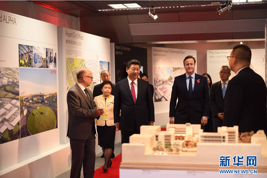 10月23日，國家主席習(xí)近平在英國首相卡梅倫陪同下，參觀曼徹斯特空港城項(xiàng)目。這是習(xí)近平和卡梅倫共同參觀曼徹斯特空港城發(fā)展規(guī)劃圖片展和空港城中國園模型。 新華社記者 張鐸 攝