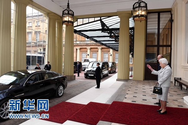 10月22日，國(guó)家主席習(xí)近平和夫人彭麗媛離開白金漢宮。離開前，英國(guó)女王伊麗莎白二世和丈夫菲利普親王專門前來同習(xí)近平夫婦親切話別。新華社記者 饒愛民 攝 