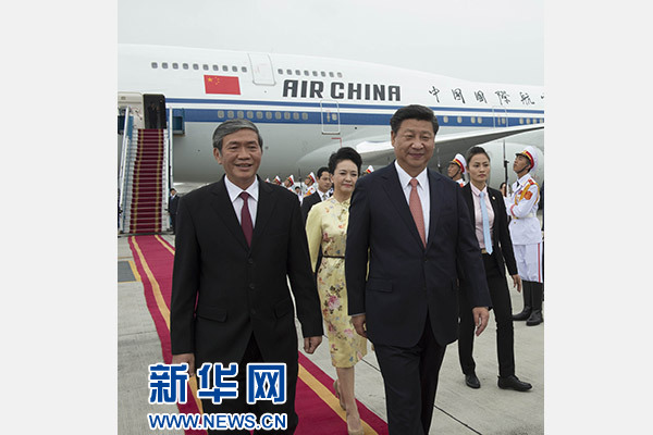 11月5日，中共中央總書記、國家主席習近平抵達越南首都河內，開始對越南進行國事訪問。這是越南高級官員到機場迎接習近平和夫人彭麗媛。新華社記者李學仁攝