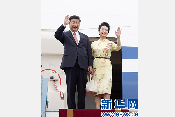 11月5日，中共中央總書記、國家主席習近平抵達越南首都河內，開始對越南進行國事訪問。這是習近平和夫人彭麗媛步出艙門向歡迎人群揮手致意。新華社記者 李學仁 攝