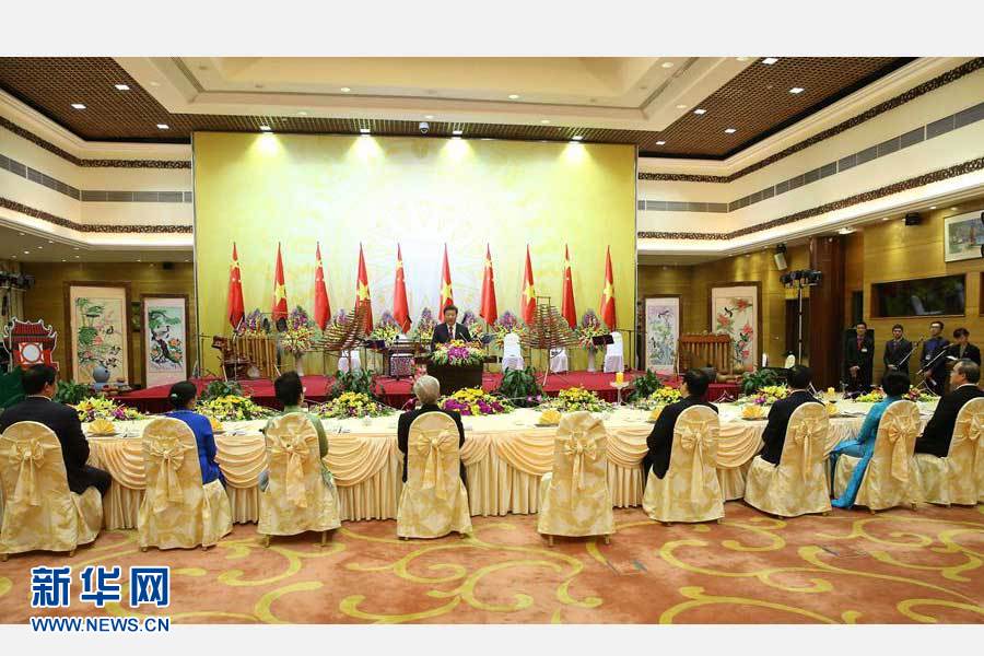 11月5日，中共中央總書記、國家主席習(xí)近平和夫人彭麗媛出席越共中央總書記阮富仲和越南國家主席張晉創(chuàng)在河內(nèi)國際會議中心舉行的盛大歡迎晚宴。新華社記者 龐興雷 攝 