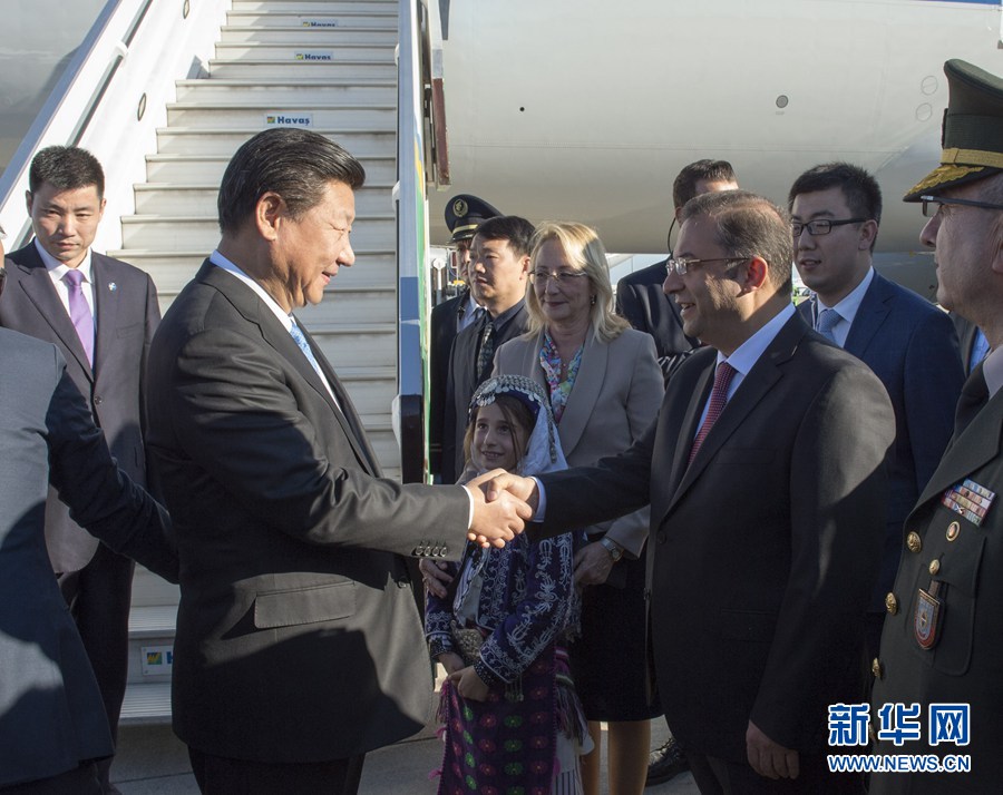  11月14日，國家主席習(xí)近平抵達(dá)土耳其安塔利亞，應(yīng)土耳其共和國總統(tǒng)埃爾多安邀請，出席二十國集團(tuán)領(lǐng)導(dǎo)人第十次峰會。土耳其高級官員到機(jī)場迎接習(xí)近平主席一行。新華社記者 李學(xué)仁 攝 