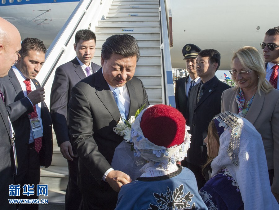 11月14日，國家主席習(xí)近平抵達(dá)土耳其安塔利亞，應(yīng)土耳其共和國總統(tǒng)埃爾多安邀請，出席二十國集團(tuán)領(lǐng)導(dǎo)人第十次峰會。這是土耳其兒童向習(xí)近平主席獻(xiàn)花。新華社記者 李學(xué)仁 攝 