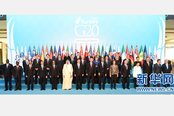 11月15日，二十國(guó)集團(tuán)領(lǐng)導(dǎo)人第十次峰會(huì)在土耳其安塔利亞舉行。國(guó)家主席習(xí)近平出席并發(fā)表題為《創(chuàng)新增長(zhǎng)路徑共享發(fā)展成果》的重要講話。這是習(xí)近平主席同與會(huì)領(lǐng)導(dǎo)人合影。 新華社記者 李學(xué)仁 攝