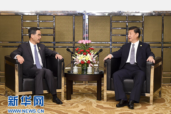 11月18日，國家主席習(xí)近平在菲律賓馬尼拉會見前來出席亞太經(jīng)合組織第二十三次領(lǐng)導(dǎo)人非正式會議的香港特別行政區(qū)行政長官梁振英。新華社記者謝環(huán)馳攝