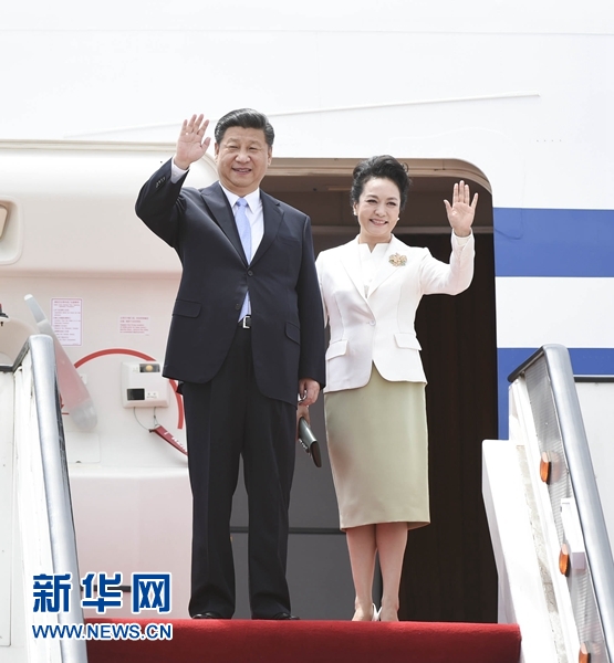 12月1日，中國(guó)國(guó)家主席習(xí)近平乘專(zhuān)機(jī)抵達(dá)津巴布韋首都哈拉雷，開(kāi)始對(duì)津巴布韋進(jìn)行國(guó)事訪(fǎng)問(wèn)。津巴布韋總統(tǒng)穆加貝在機(jī)場(chǎng)舉行隆重歡迎儀式。這是習(xí)近平和夫人彭麗媛向歡迎人群揮手致意。新華社記者 謝環(huán)馳 攝 
