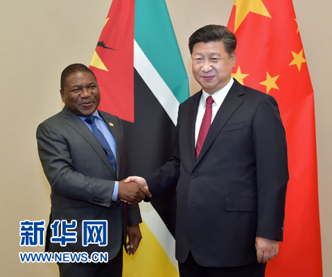 12月3日，國家主席習近平在約翰內(nèi)斯堡會見莫桑比克總統(tǒng)紐西。新華社記者 李濤 攝 