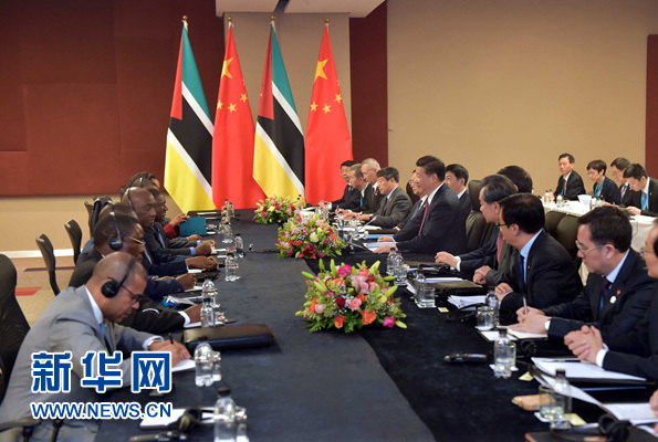 12月3日，國家主席習近平在約翰內(nèi)斯堡會見莫桑比克總統(tǒng)紐西。新華社記者 李濤 攝 