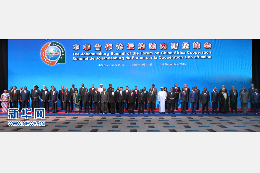 12月4日，國家主席習(xí)近平出席中非合作論壇約翰內(nèi)斯堡峰會開幕式并發(fā)表致辭。這是開幕式后，習(xí)近平同與會國家和地區(qū)組織領(lǐng)導(dǎo)人或代表集體合影。新華社記者龐興雷攝 