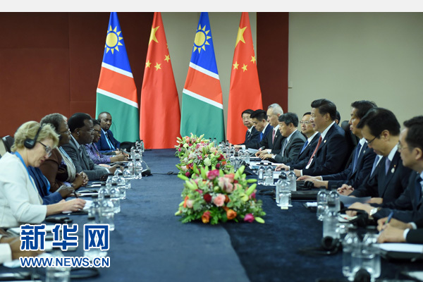 12月4日，國家主席習近平在約翰內(nèi)斯堡會見納米比亞總統(tǒng)根哥布。 新華社記者 張鐸 攝