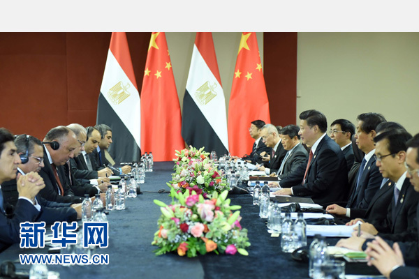 12月4日，國(guó)家主席習(xí)近平在約翰內(nèi)斯堡會(huì)見埃及總理伊斯梅爾。新華社記者 張鐸 攝 